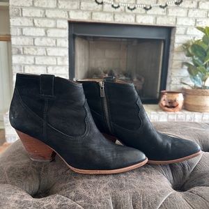 Black leather Frye bootie!